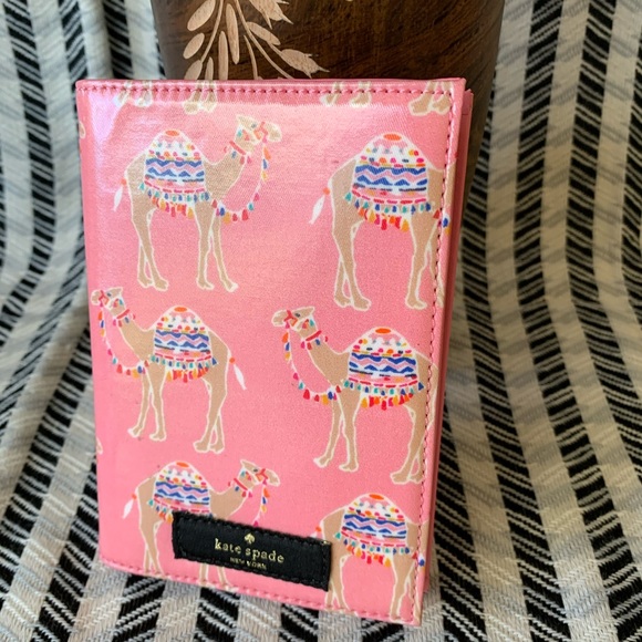 KATE SPADE DAYCATION CAMEL PARTY Passport holder - Picture 2 of 7